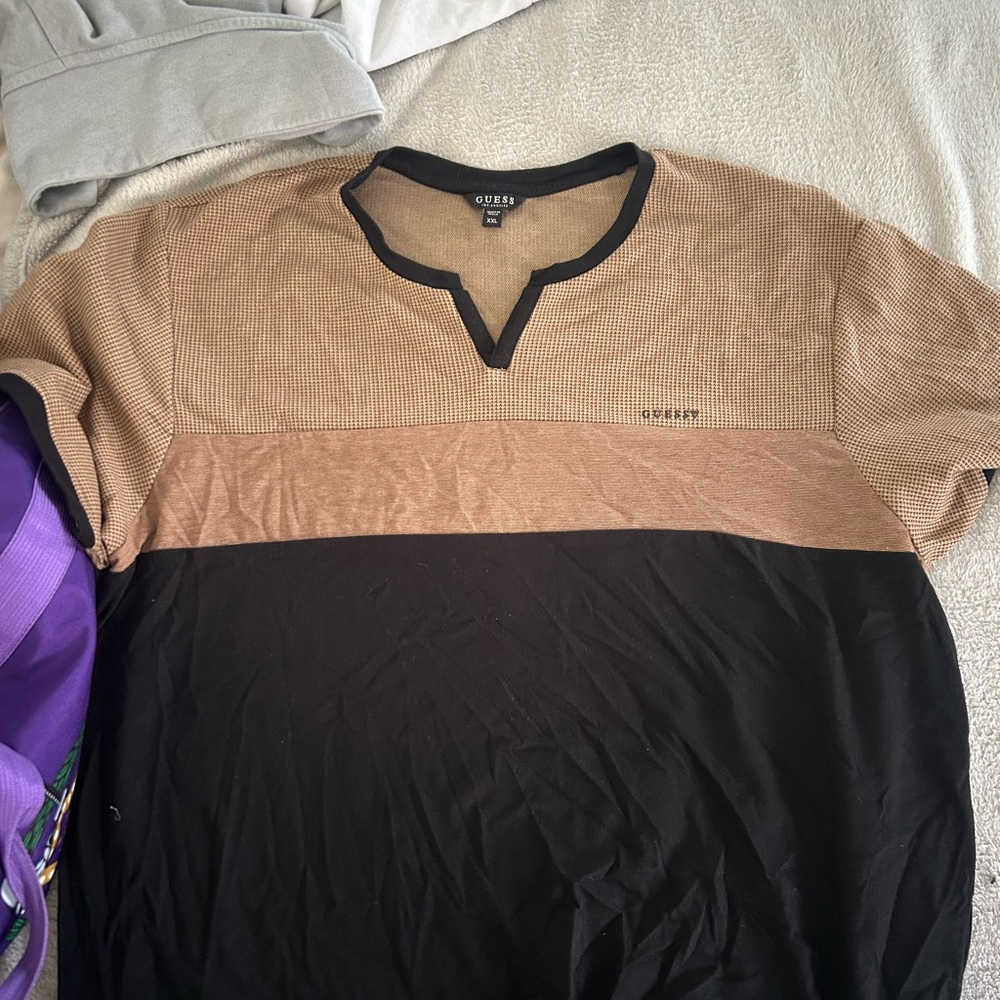 Guess Men's Two-Tone Tan and Black Tee